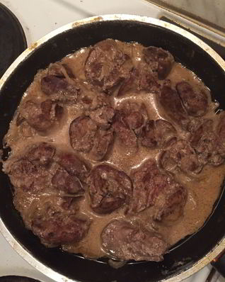 Куриная печень, тушеная со сметаной