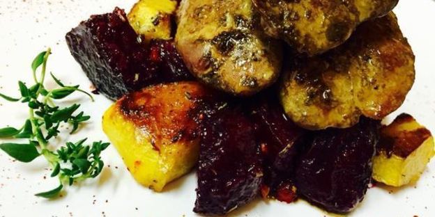 печень куриная с овощами, под ароматными травами