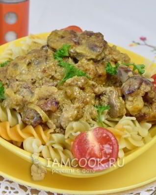 Печень куриная, жареная с луком в сметане