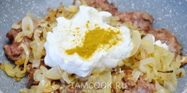 печень куриная, жареная с луком в сметане