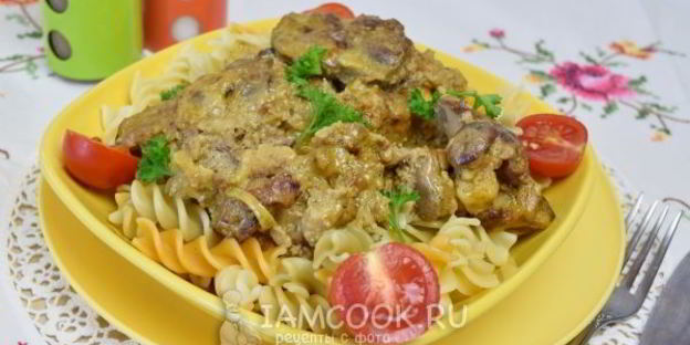 печень куриная, жареная с луком в сметане