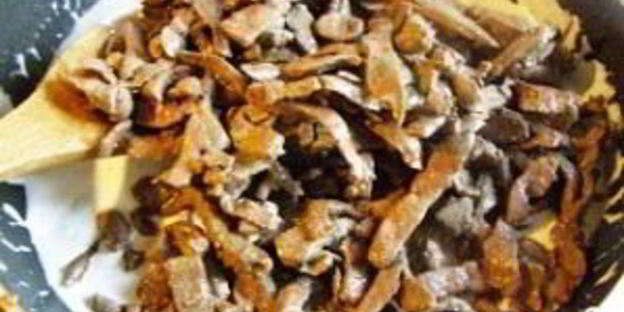 печень по-строгановски с грибами