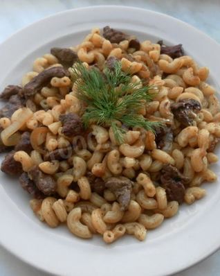 Печень с макаронами и луком