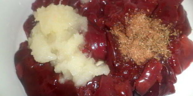 печень со стрелками чеснока