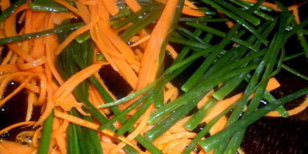 печень со стрелками чеснока