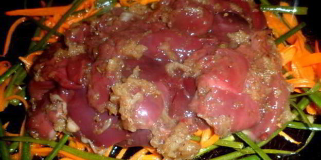 печень со стрелками чеснока