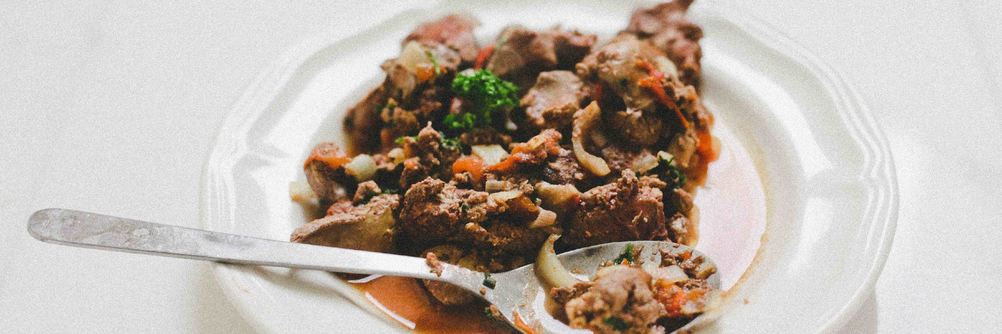 Печень тушеная с помидорами