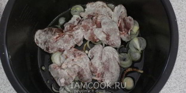 печень тушеная в сметане в мультиварке