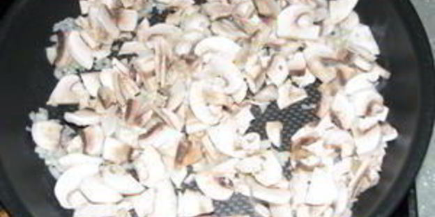 печеночные рулеты, фаршированные шампионами