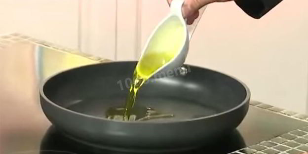 свиная печень в сметане с луком тушеная