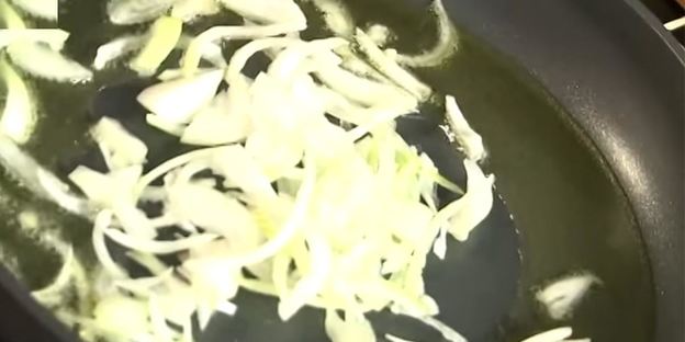 свиная печень в сметане с луком тушеная