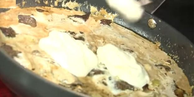 свиная печень в сметане с луком тушеная