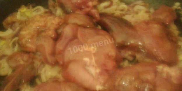 жареная капуста с куриной печенью