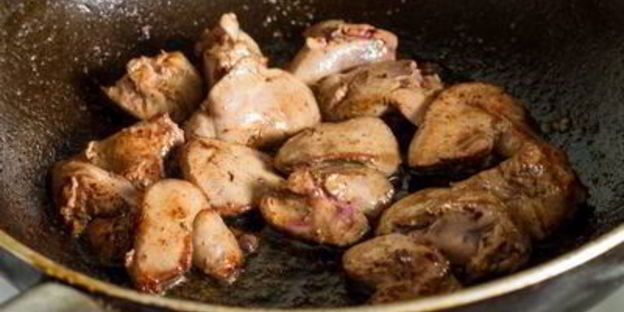 жареная куриная печень с овощами