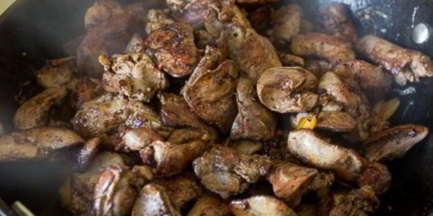 жареная куриная печень с овощами