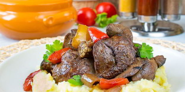 жареная куриная печень с овощами