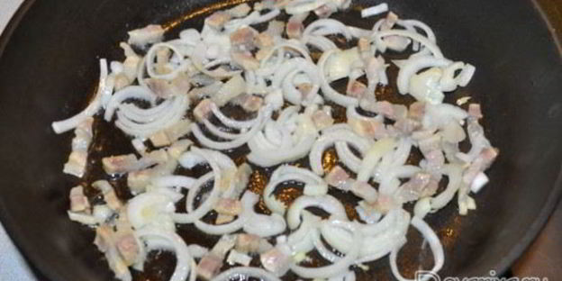 жареная печень с винным соусом