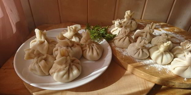 хинкали с минеральной водой
