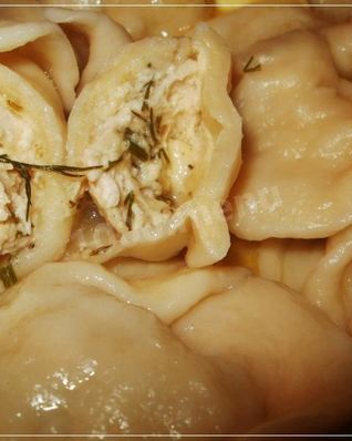 Куриные пельмени с курицей и сыром