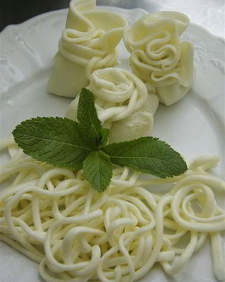 Лазурад — хинкали из сыра надуги с мятной аджикой