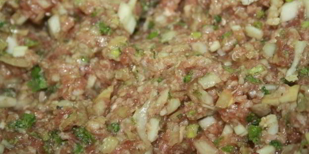 мини-хинкали с говядиной, пекинской капустой и соевым соусом