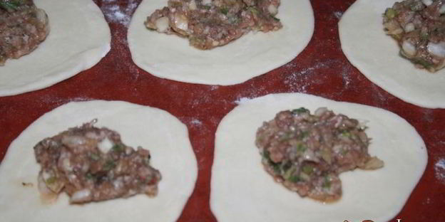 мини-хинкали с говядиной, пекинской капустой и соевым соусом