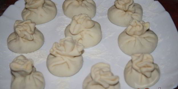 мини-хинкали с говядиной, пекинской капустой и соевым соусом