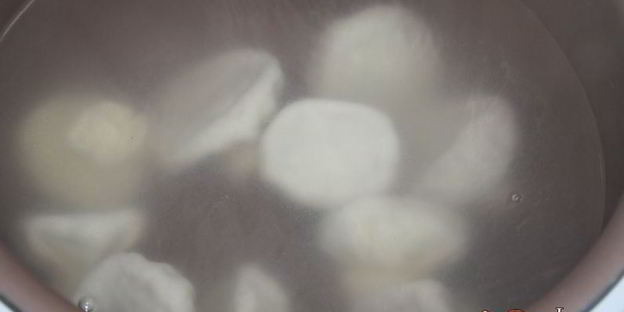 мини-хинкали с говядиной, пекинской капустой и соевым соусом