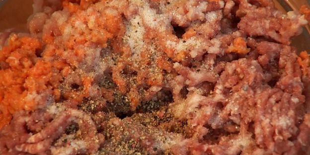 пельмени медвежьи уши со смешанным фаршем и розовой сметаной