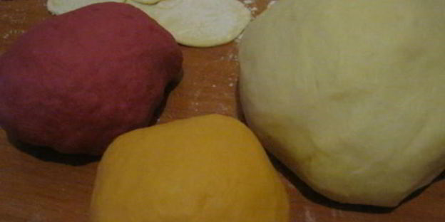 пельмени разноцветные