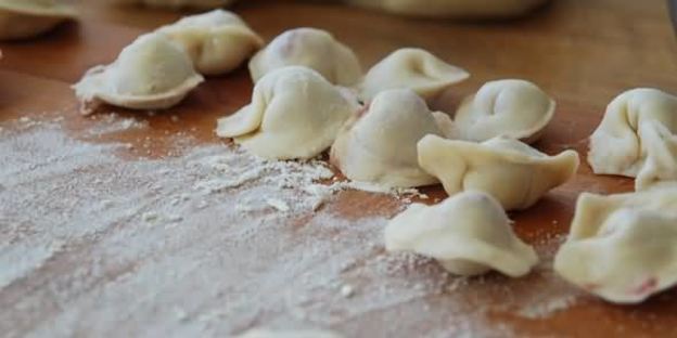 пельмени с фаршем и соком ягод