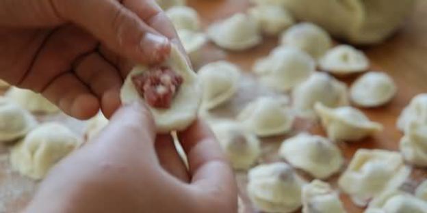 пельмени с фаршем и соком ягод