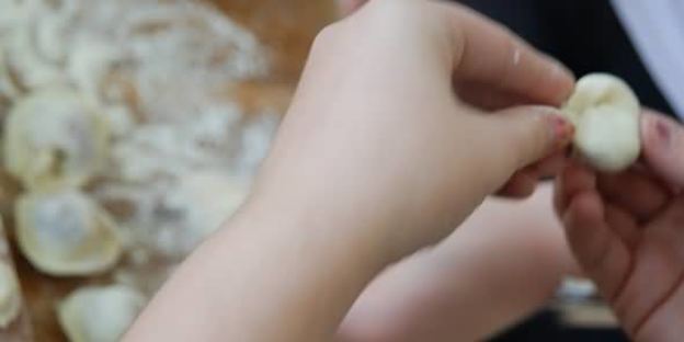 пельмени с фаршем и соком ягод