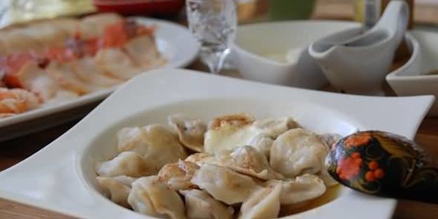 пельмени с фаршем и соком ягод