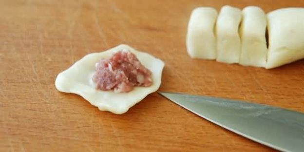 пельмени с фаршем и соком ягод