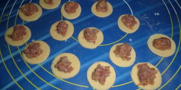 пельмени с гусем, гречкой и овощами