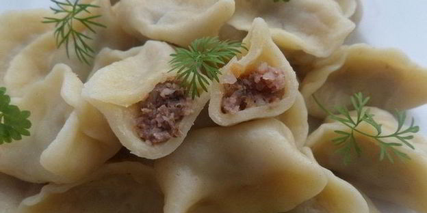 пельмени с гусем, гречкой и овощами