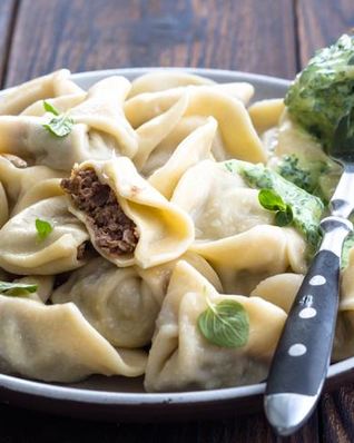 Пельмени с томленой бараниной и мятным соусом