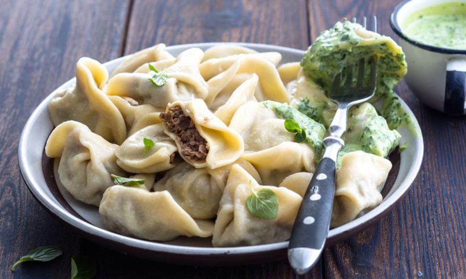 Рецепт пельменей с томленой бараниной и мятным соусом