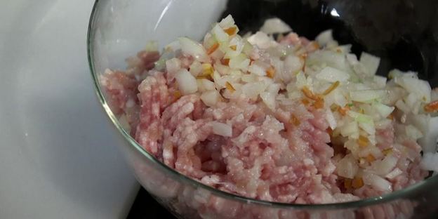 пельмени со свининой и кальмарами