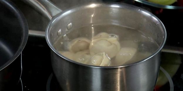 пельмени со свининой и кальмарами