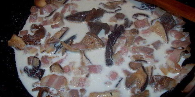 пельмени томленные в горшочке с беконом и лесными грибами