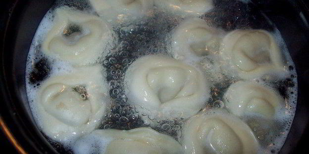 пельмени томленные в горшочке с беконом и лесными грибами