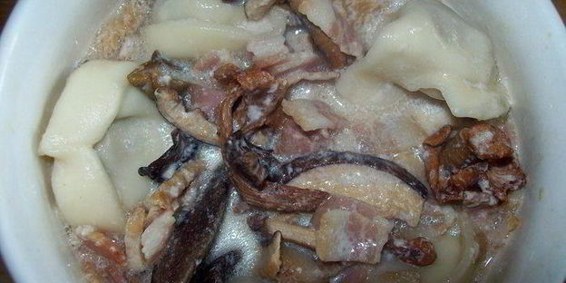пельмени томленные в горшочке с беконом и лесными грибами