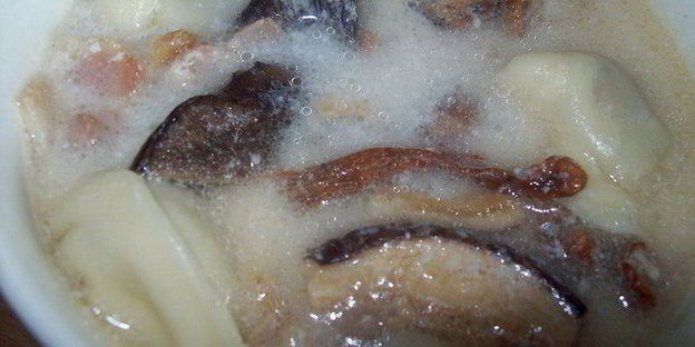 пельмени томленные в горшочке с беконом и лесными грибами