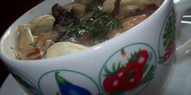 пельмени томленные в горшочке с беконом и лесными грибами
