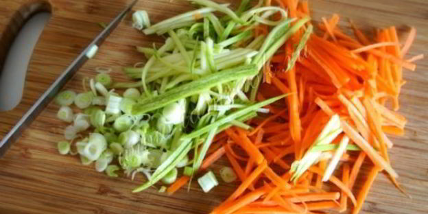 рыбные пельмени с овощами