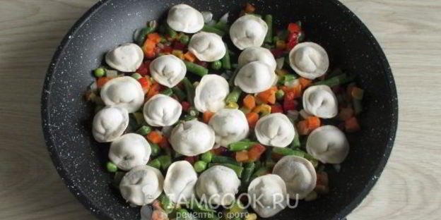 тушеные пельмени на сковороде