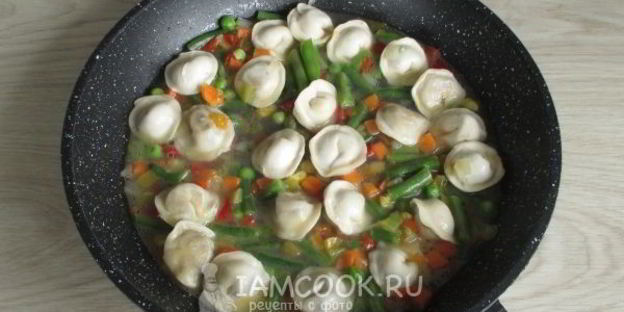 тушеные пельмени на сковороде