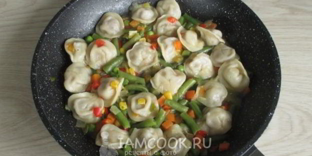 тушеные пельмени на сковороде